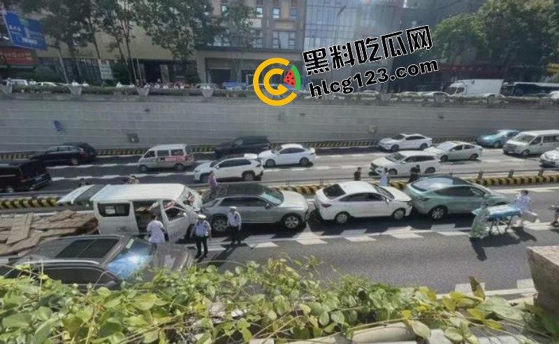 太惨了！面包车“人货混装”追尾，副驾驶女人没了！-9