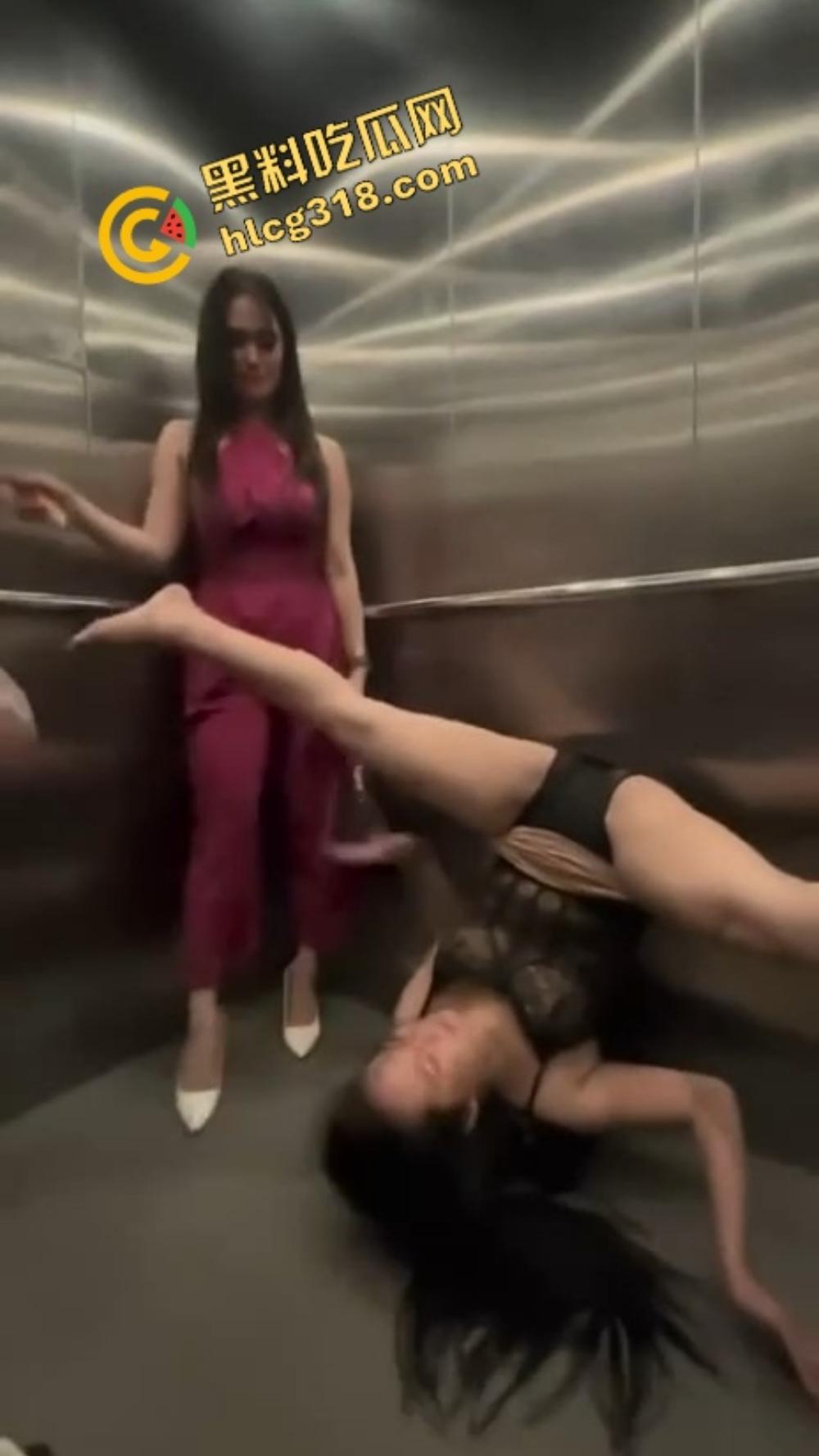 骚逼占电梯现场,喝点马尿就发疯,齐逼短裙倒立露底,这骚操作谁看谁服!-6