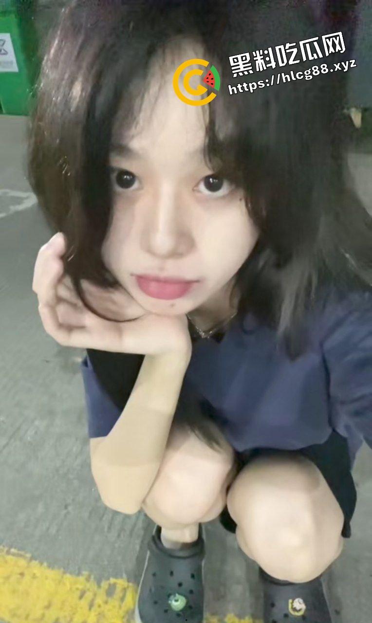 广东惠州电子厂清纯少女，下班了与18cm小混混在宿舍楼梯间刺激打飞机，涂满润滑油撸管！-4