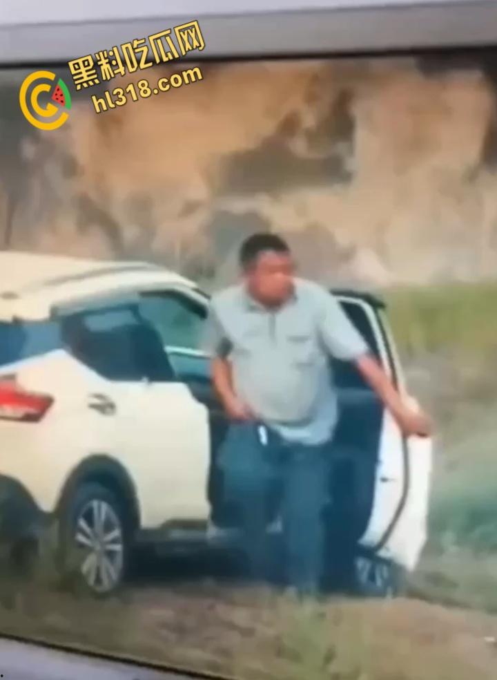 广州8C552车震门!野生激战被当场捕获,狗男女荒山野岭副驾做爱,结束后还当街穿衣 !-1