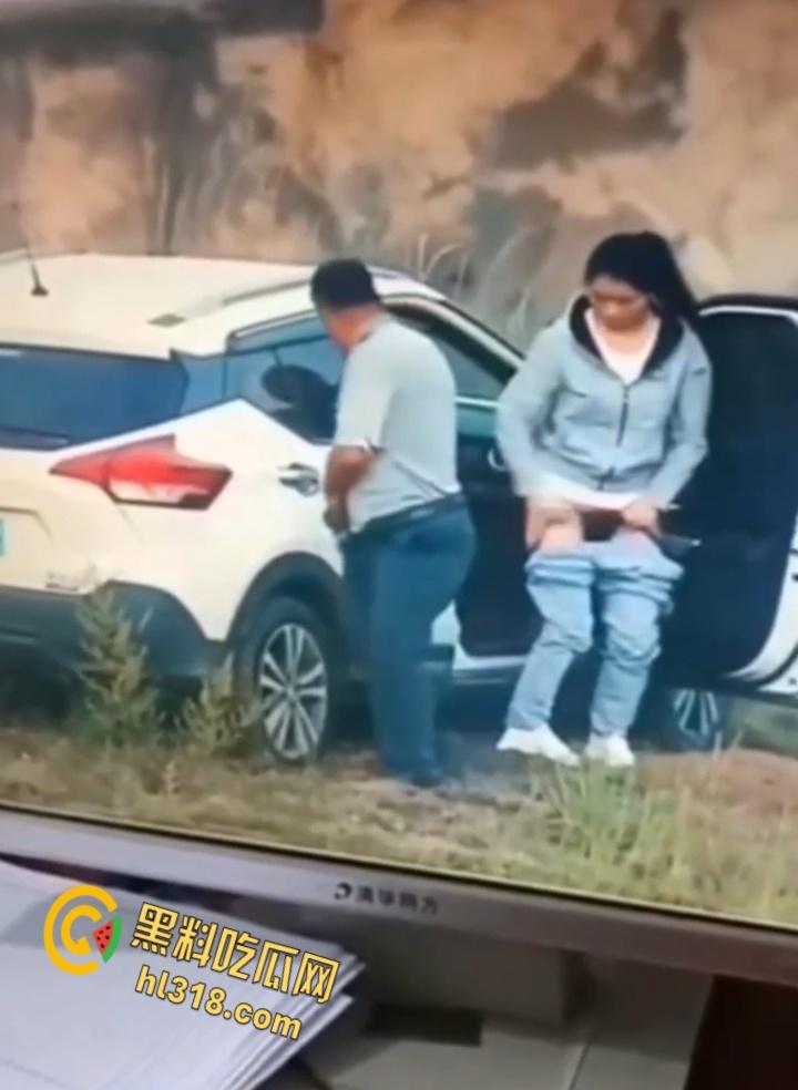 广州8C552车震门!野生激战被当场捕获,狗男女荒山野岭副驾做爱,结束后还当街穿衣 !-4