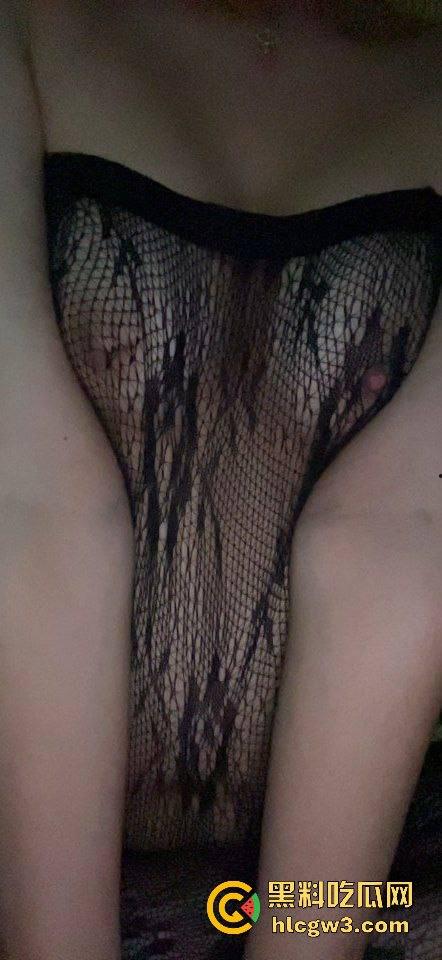 骚还得看女大学生 济南大学【黄诗涵】给异地男友拍小黄图 宿舍里秀乳钉 真特么骚到骨子里！-12