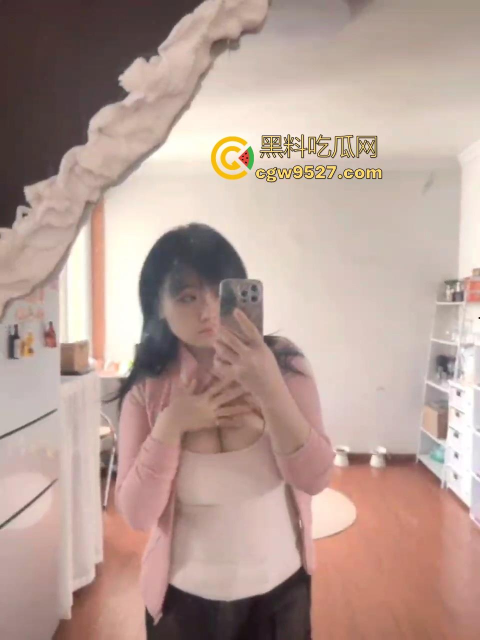 约炮巨乳健身搭子，骚货减完肥奶子更大了，一开始还嫌弃她胖，现在好了直接爱的不行，天天猛操肥臀！-1